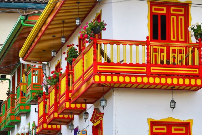 Brightly,Colored,Colonial,Balcony,In,Salento,Colombia